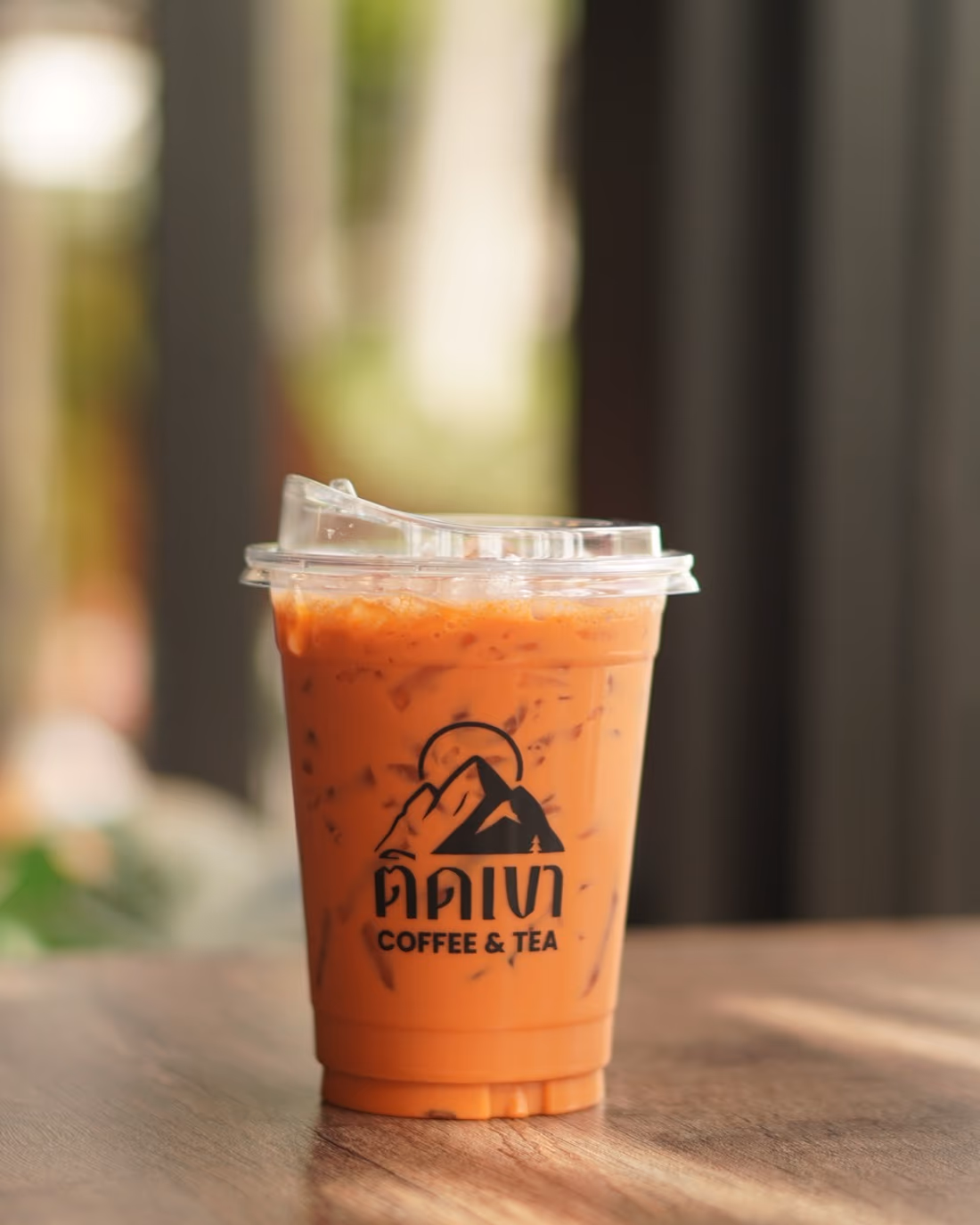 ชาไทยเย็นในแก้วติดเขา